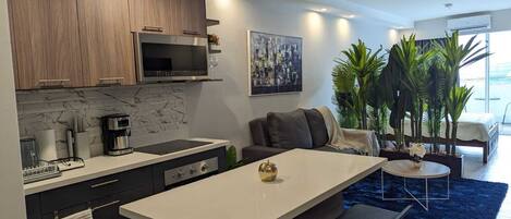 Refrigerador, microondas, horno, placa de cocina