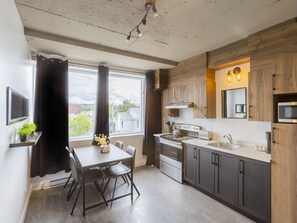 Fridge, microwave, oven, stovetop - Loft 302 | Rooftop | Downtown (Rimouski)