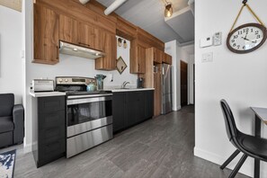Coffee/tea maker, fridge, microwave, oven - Loft 303 | Rooftop | Downtown (Rimouski)