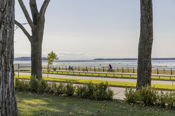 Promenade au bord du fleuve, idéale pour marcher ou faire du vélo