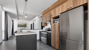 Coffee/tea maker, fridge, microwave, oven - Loft 304 | Rooftop | Downtown (Rimouski)