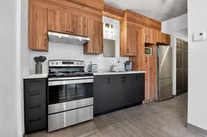 Coffee/tea maker, fridge, microwave, oven - Loft 306 | Rooftop | Downtown (Rimouski)