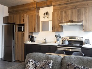 冷蔵庫、電子レンジ、オーブン、コンロ