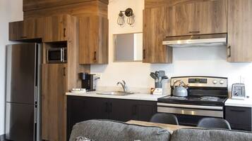 Jääkaappi, mikroaaltouuni, uuni, liesi