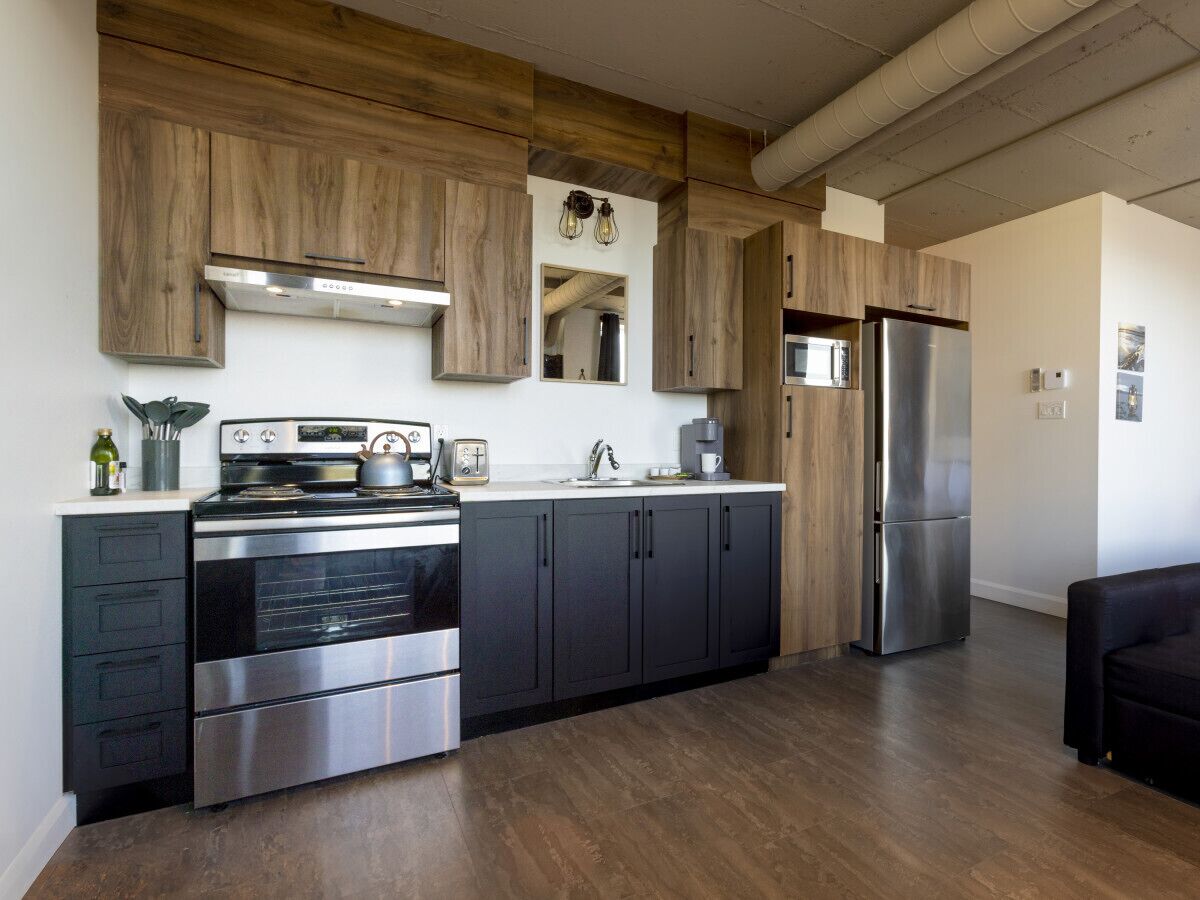 Réfrigérateur, micro-ondes, four, plaque de cuisson