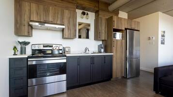 Réfrigérateur, micro-ondes, four, plaque de cuisson