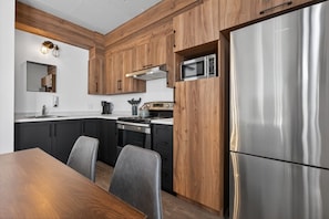 Coffee/tea maker, fridge, microwave, oven - Loft 309 | Rooftop | Downtown (Rimouski)
