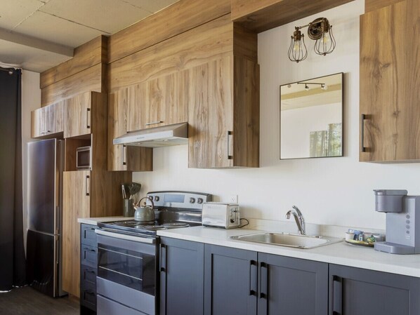 ثلاجة، ميكروويف، فرن، موقد طهي مسطح