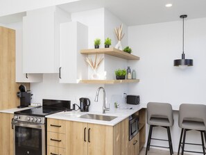 Fridge, microwave, oven, stovetop - Loft 201 | Rooftop | Downtown (Rimouski)