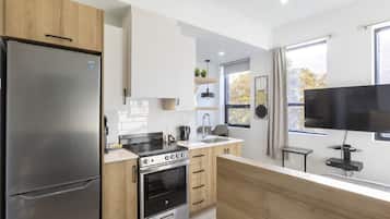 Réfrigérateur, micro-ondes, four, plaque de cuisson