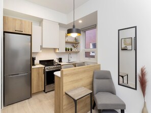 ثلاجة، ميكروويف، فرن، موقد طهي مسطح