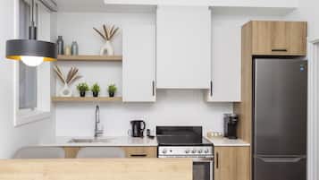 Réfrigérateur, micro-ondes, four, plaque de cuisson