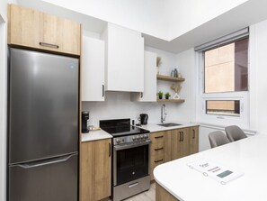 Refrigerador, microondas, horno, placa de cocina