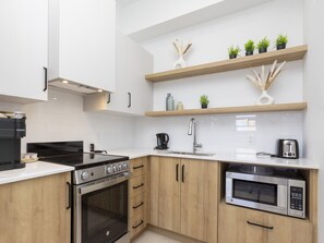 Fridge, microwave, oven, stovetop - Loft 208 | Rooftop | Downtown (Rimouski)