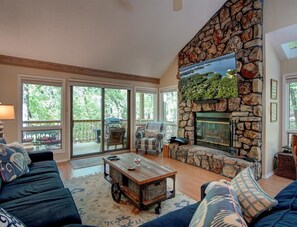 Smart-tv, eldstad och ett filmbibliotek