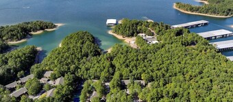 Red Bird Roost/20DRB, 2/2, No Stairs, Upper Level, Private Deck hosted by LOVR