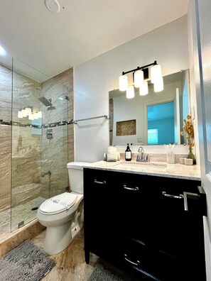 Shower, hair dryer, towels, soap - Miami House - Piscina/F1/juego/9huéspedes (Miami)