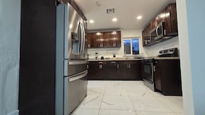 Kjøleskap, mikrobølgeovn, ovn og kaffetrakter/tekoker