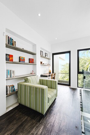 Smart TV, libros, estéreo