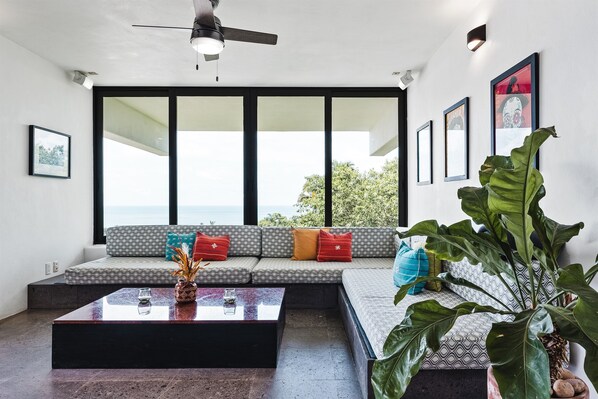 Smart-TV, bøker og stereoanlegg