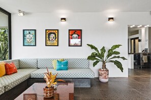 Smart-TV, bøker og stereoanlegg