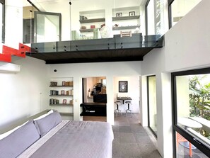 2 soverom, skrivebord, strykejern/-brett og reiseseng for barn