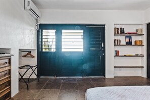 2 habitaciones, escritorio y tabla de planchar con plancha