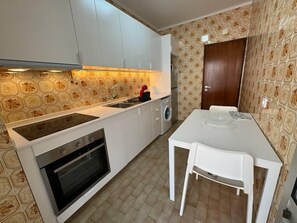 Fridge, microwave, oven, coffee/tea maker - XperienceHouse Algarve (Quarteira)