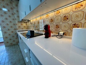 Kühlschrank, Mikrowelle, Ofen, Wasserkocher mit Kaffee-/Teezubehör