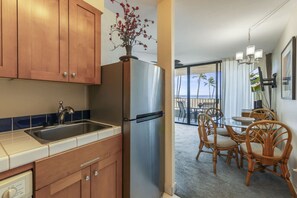 Een koelkast, een microgolfoven, een kookplaat, een vaatwasser