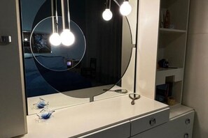 3 quartos, cofres nos quartos, ferros/tábuas de passar roupa