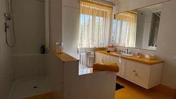 Suihku, hiustenkuivaaja, bidee, pyyhkeet