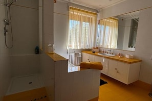 Shower, hair dryer, bidet, towels