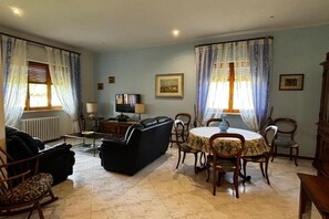 TV, DVD player, livros