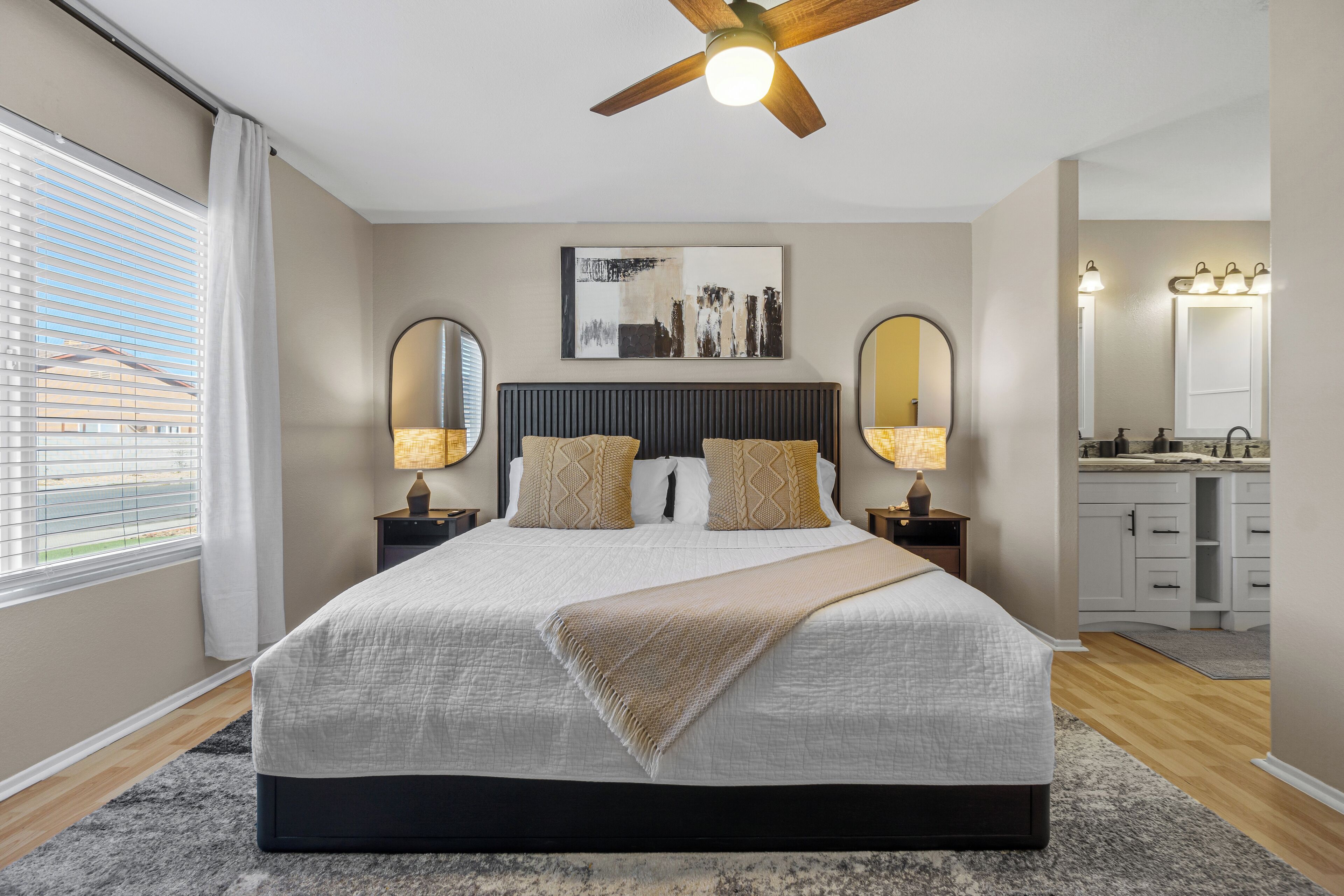 3 chambres, bureau, fer et planche à repasser, lit parapluie