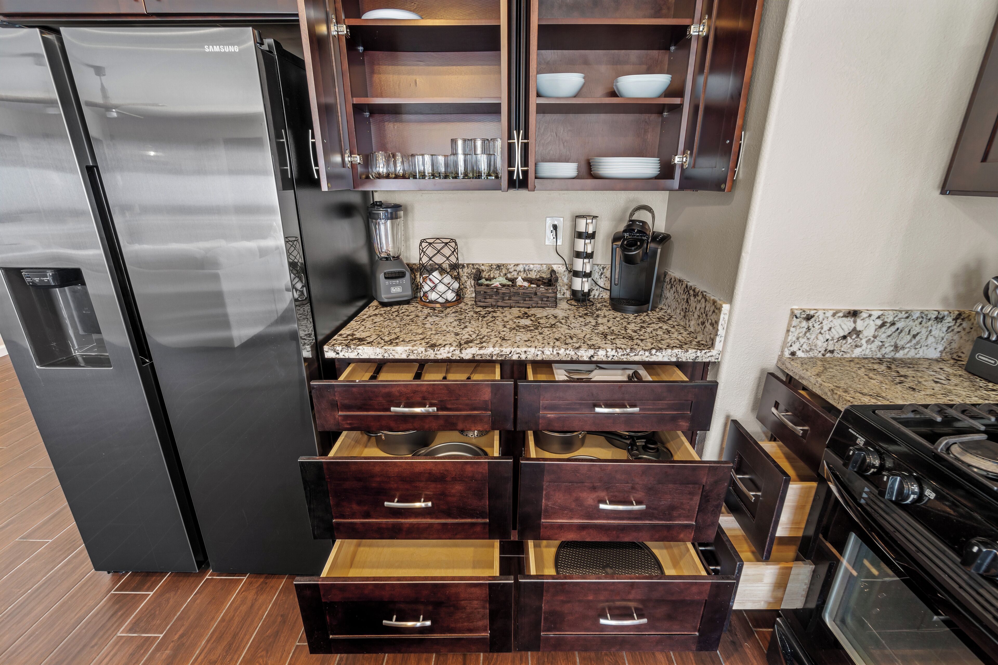 Kühlschrank, Mikrowelle, Ofen, Herdplatte