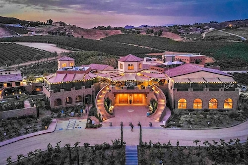 Hemet Haven, Pool, Hot Tub, Backyard, Arcades, Game Room, BBQ Grill and Fire Pit