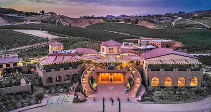 Hemet Haven, Pool, Hot Tub, Backyard, Arcades, Game Room, BBQ Grill and Fire Pit