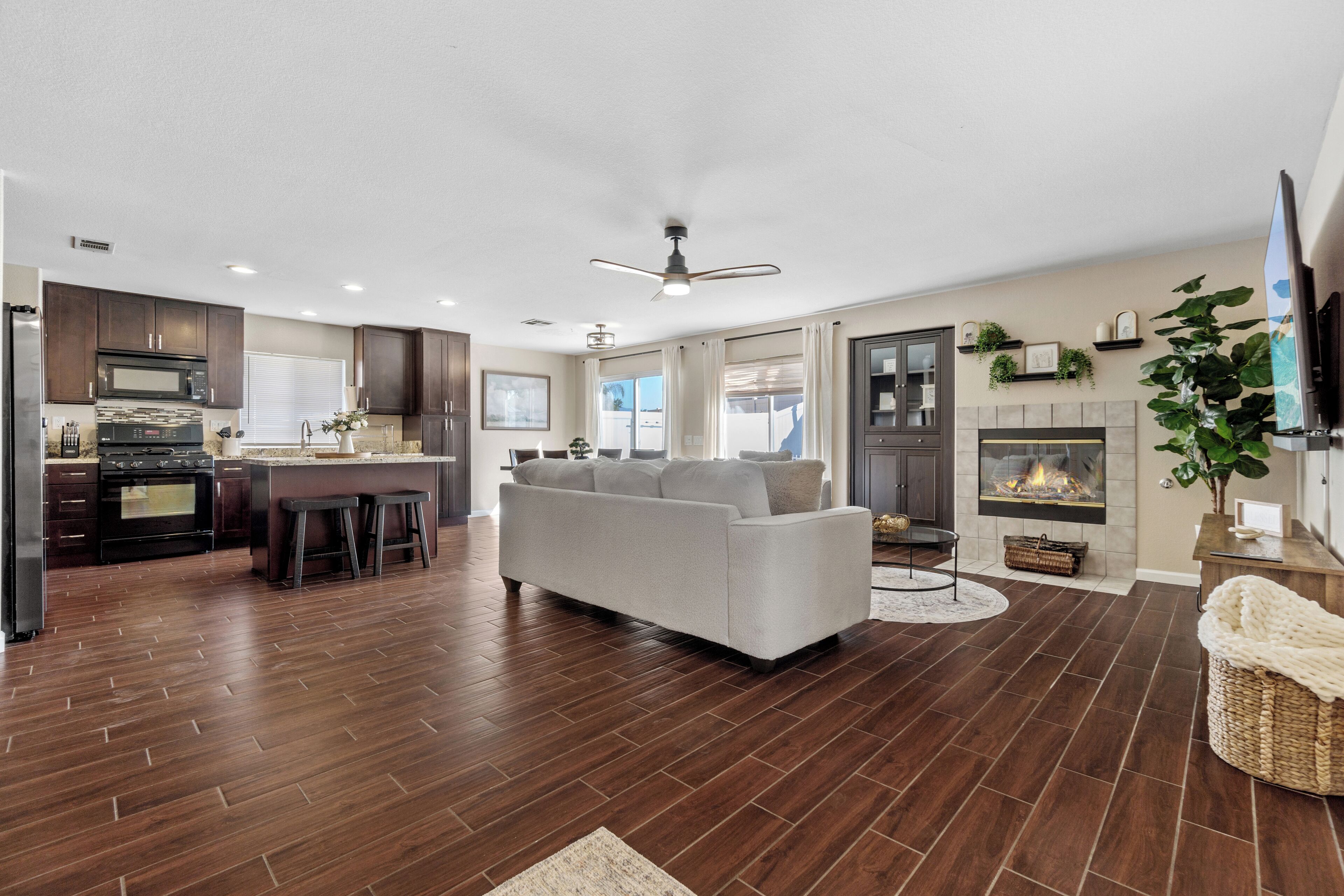 Smart-TV, Kamin, Videospiele, Tischfußball