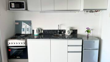 Classic Stüdyo | Özel mutfak | Elektrikli su ısıtıcısı, yemek masası