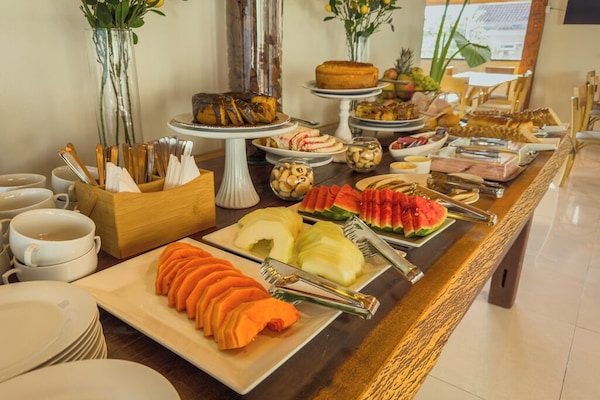 Café da manhã completo grátis todos os dias
