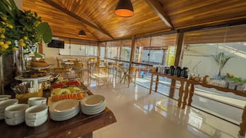 Petit déjeuner complet compris tous les jours