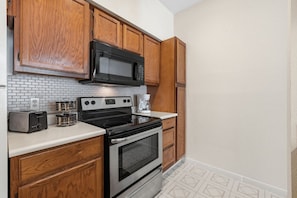 Fridge, microwave, oven, stovetop - Quiet and Peaceful Med Center 2 Bd/1Ba (Houston)