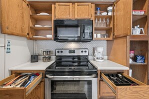 Fridge, microwave, oven, stovetop - Quiet and Peaceful Med Center 2 Bd/1Ba (Houston)