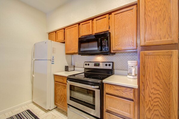 Réfrigérateur, four à micro-ondes, un four, surface de cuisson