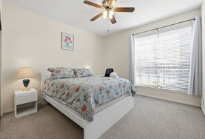 2 soverom, skrivebord, strykejern/-brett og wi-fi