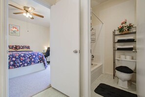 2 bedrooms, desk, iron/ironing board, WiFi