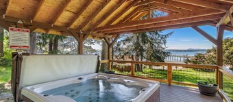 2BR Ocean View Cabin - 1 min walk to world class beach!