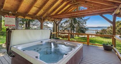 Garden Studio Cabin w/ peek-a-boo views - 1 min walk to beach!