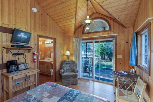 Garden Studio Cabin w/ peek-a-boo views - 1 min walk to beach!